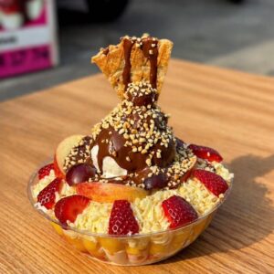 Ensalada de frutas con chocolate y maní.