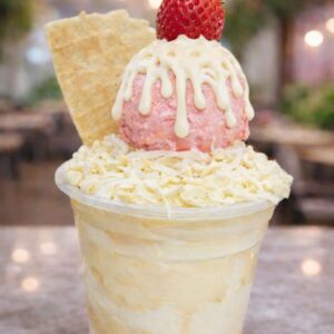 Fresas con crema chocolate blanco y helado