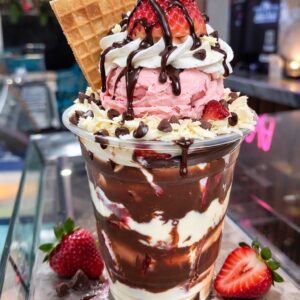 Fresas con crema chocolate y helado