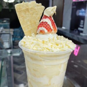 Fresas con crema y chocolate blanco