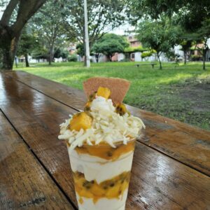 Maracumango con crema y helado