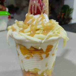 Frutas con crema y helado